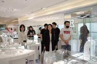 唐詩(shī)詠親臨永富集團(tuán)，珠寶魅力驚艷四座